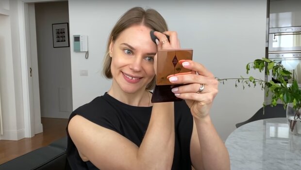 Anwendung von Makeup. Quelle: Screenshot YouTube