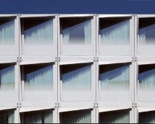 Minimalistische Gebäudefassade. Quelle: Screenshot YouTube