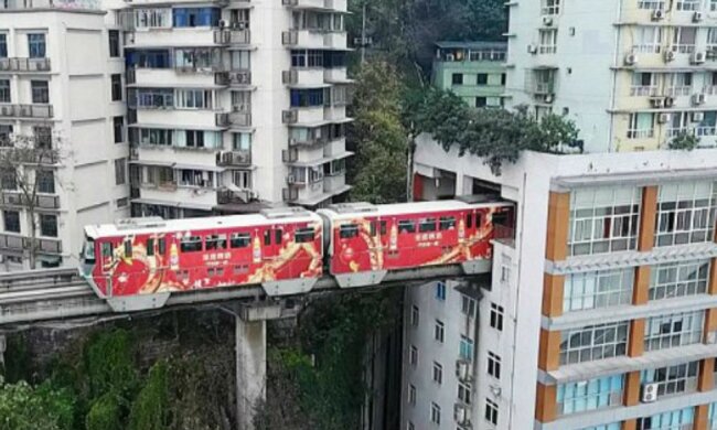 "Wunder der Technik": In China fährt ein Zug direkt durch ein Wohnhaus