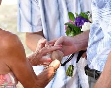Ein Mann machte seiner Frau einen Heiratsantrag und vergaß dabei, dass sie schon seit über 30 Jahren verheiratet waren