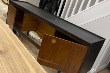 Farbe und neue Griffe: Einfallsreiche junge Frau verwandelte ihren alten Schrank in ein stilvolles Möbelstück