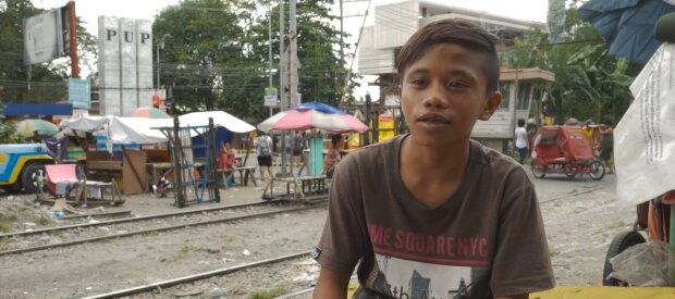 Jeden Tag am Rande des Abgrunds: Ein 12 jähriger Junge schiebt von morgens bis abends einen Zug, um seiner Familie zu helfen