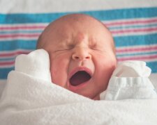 Bei Geburt verlor Frau das Bewusstsein für 6 lange Wochen: Das Weinen ihrer Tochter brachte sie zurück ins Leben