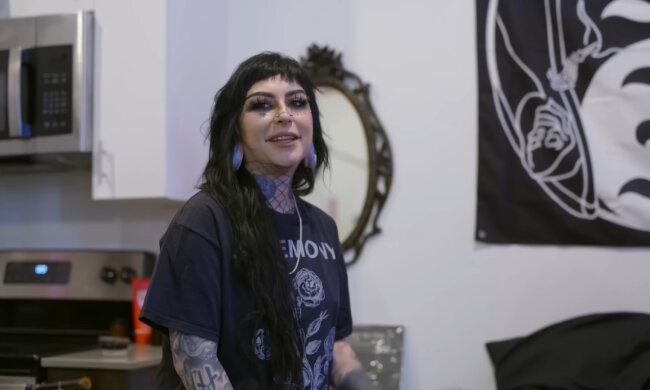 Eine Mutter mit Tattoos. Quelle: Youtube Screenshot