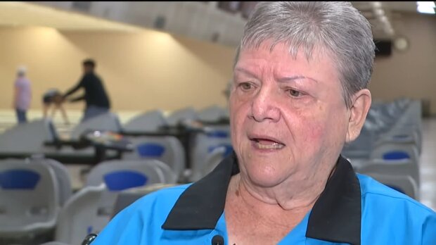 Frau, die ihr Augenlicht verloren hat und der gesagt wurde, sie würde nie wieder laufen, kehrt 40 Jahre später zum Bowling zurück