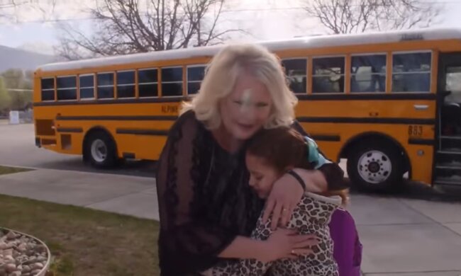 Tracy mit dem Mädchen. Quelle: Youtube Screenshot