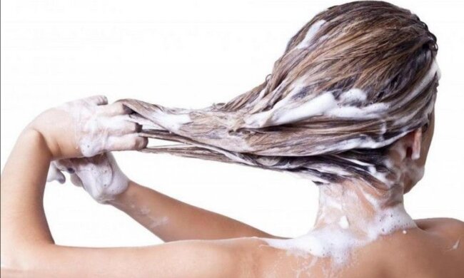 Wie viele Mal man das Shampoo beim Haarwaschen auftragen muss: Friseure haben geantwortet