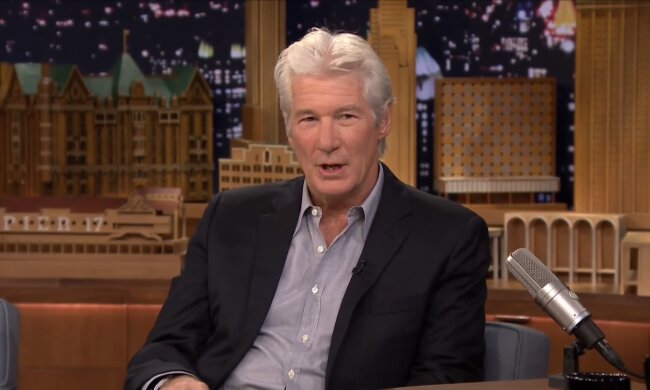 Graue Haare und Falten begeistern die Fans. Quelle: Youtube Screenshot