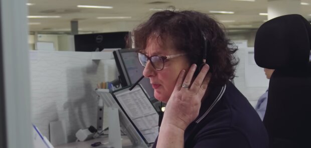 Vom Schreibtisch zur Hotline. Quelle: Youtube Screenshot
