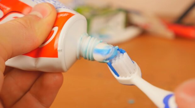 Zahnbürste und Zahnpasta. Quelle: Screenshot YouTube