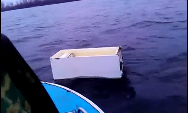Kühlschrank auf dem See. Quelle: Youtube Screenshot
