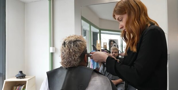 Friseurin erlebt neuen Trend. Quelle: Youtube Screenshot