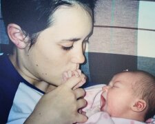 17 Jahre später konnte die Mutter ihre Tochter wieder umarmen, die sie nach der Geburt zur Adoption aufgab
