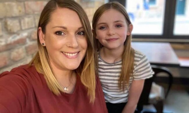 Die Frau erklärte, warum ihre 8-jährige Tochter mit einer Duschhaube schläft