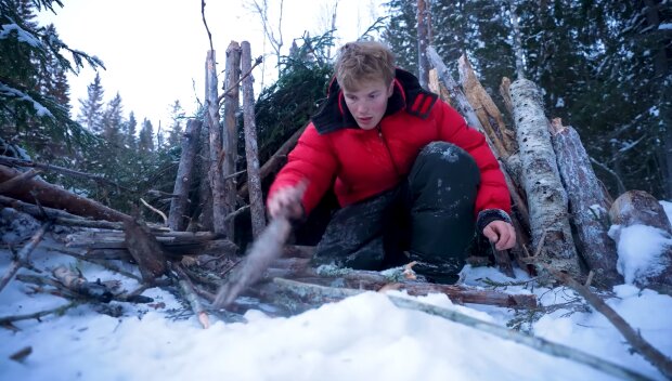 Weggelaufen aus Trotz: 17-Jähriger geht im Winter in den Wald, um seinen Eltern zu zeigen, wer das Sagen hat