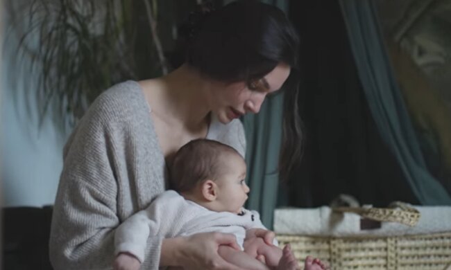 Die Eltern sind stolz auf ihre Leistung. Quelle: Screenshot YouTube