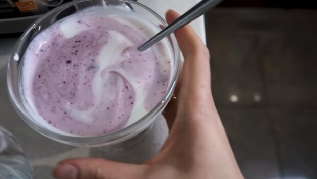 Mann leert Joghurt-Regale in einer Sekunde. Quelle: Youtube Screenshot