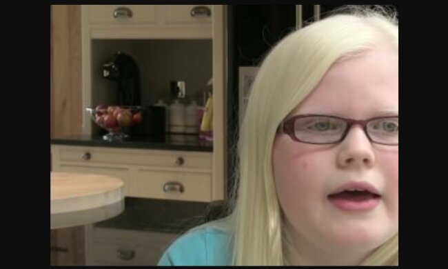 Albino-Mädchen. Quelle: Youtube Screenshot