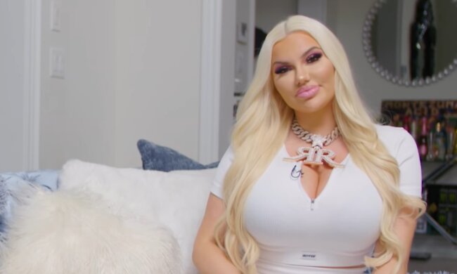 Die Blondine, die in ihre Schönheit investierte. Quelle: Youtube Screenshot