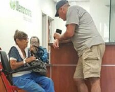 Eine einsame Rentnerin wurde in die Notaufnahme gebracht. Ein Mann mit dem Hut kommt auf sie zu und sagt fünf Worte, die alles verändern
