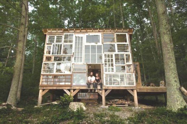 Ein sehr kreatives Paar baute ein Haus aus Fensterrahmen in der Wildnis