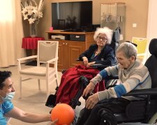 Deutsche lehnen die Pflege daheim mehrheitlich ab. Quelle: Youtube Screenshot