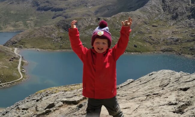 Mutige Entscheidung eines kleinen Kletterers. Quelle: Screenshot YouTube