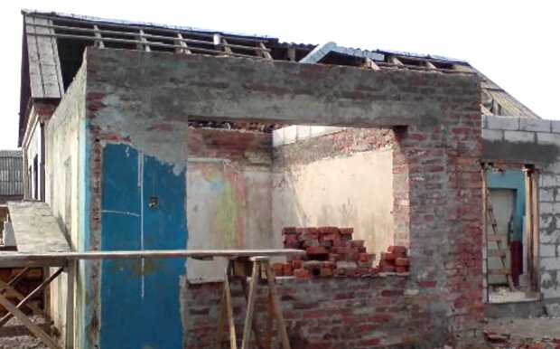 Haus vor der Restaurierung. Quelle: YouTube Screenshot