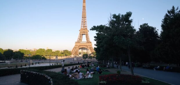 Eine ungewöhnliche Familie in Paris. Quelle: Youtube Screenshot