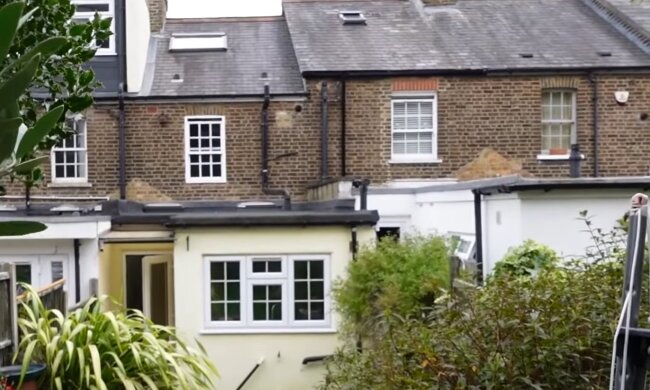 Ein Drei Zimmer Haus steht in England zum Verkauf, mit Garten und einer Überraschung: Die neuen Besitzer müssen den direkten Nachbarn akzeptieren