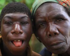 Ein Mann aus Ruanda lebt in einem Baum und isst Kräuter: Um seinen Sohn nach Hause zu bringen, muss die Mutter das Lasso nehmen