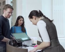 Junge Kellnerin erhält nur 1 Euro Trinkgeld für 60-Euro-Rechnung. Quelle: Youtube Screenshot