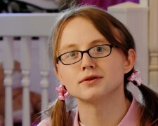 Wie ein Baby: Warum ein 12-jähriges Mädchen immer noch an einem Schnuller nuckelt