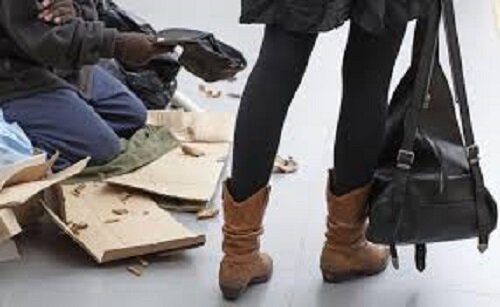 Ein Obdachloser suchte zwei Tage lang nach der Besitzerin einer Geldbörse, die er mit Geld und einem Telefon gefunden hatte