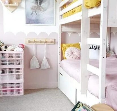 Wie eine Frau aus einem kleinen Kinderzimmer zwei Zimmer für ihre Töchter machte