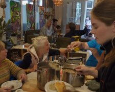 Ein Tisch voller Dankbarkeit. Quelle: Youtube Screenshot