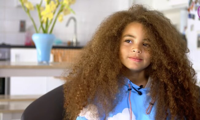 Langhaariger Junge im Schulalltag. Quelle: Youtube Screenshot