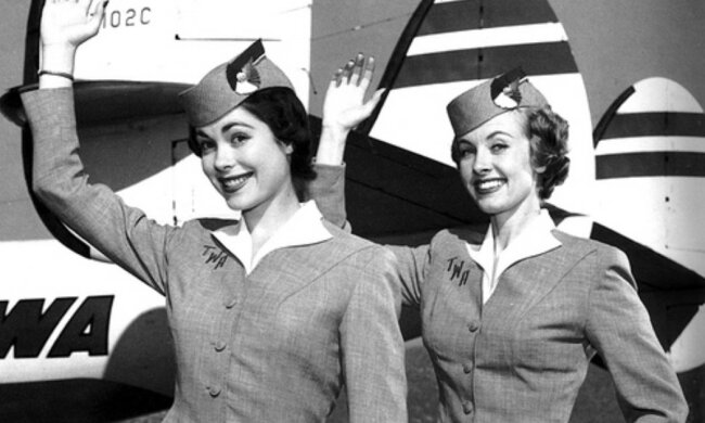 Wie Flugbegleiterinnen ins Flugzeug kamen und warum es in letzter Zeit schwieriger war, diesen Beruf zu ergreifen als nach Hollywood zu kommen