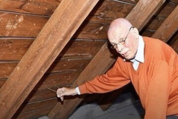 Ein Mann zog an einem Seil auf dem Dachboden und fand ein Versteck, das dort vor 70 Jahren verlassen wurde