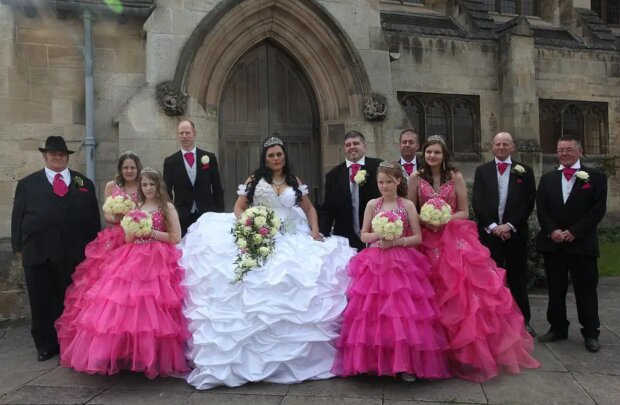 Die Britin heiratete in einem riesigen Kleid, das 63 Kilo wog