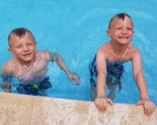 6-jährige Zwillinge sahen wie ein Kind im Pool unterging und eilten zu Hilfe