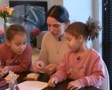 Vollzeit-Mama, Teilzeit-Geld. Quelle: Youtube Screenshot