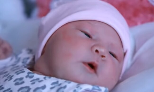 Ein neugeborenes Baby. Quelle: Youtube Screenshot