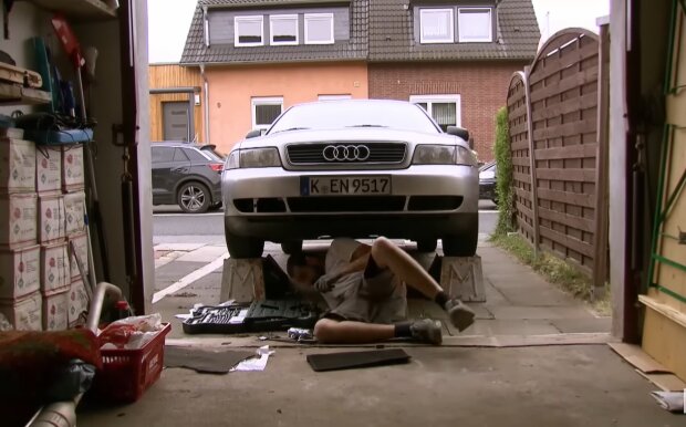 Der Kampf eines Automechanikers. Quelle: Youtube Screenshot