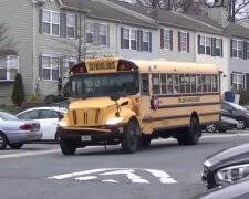 Schuljunge verwechselte den Bus und war sehr nervös: aber seine Mutter ist der Fahrerin dankbar, die die Situation gerettet hat