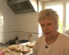 Rentnerin am Herd. Quelle: Youtube Screenshot