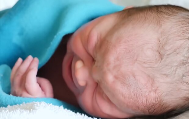 Neugeborenes Baby. Quelle: Screenshot Youtube