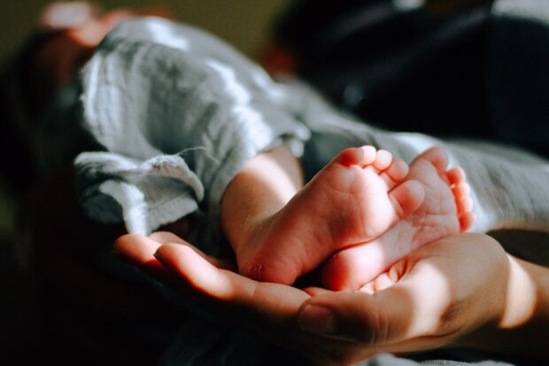Das Baby wurde ohne Ohren geboren: Seine Mutter traf die richtige Entscheidung