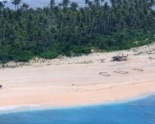 Die SOS-Inschrift auf dem Sand rettete Menschen, die auf einer Insel im Pazifischen Ozean festsaßen