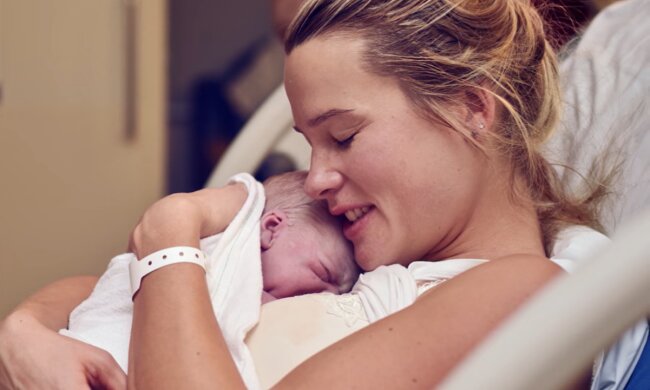 Geburt im Familienkreis: die Frau entbindet im Livestream im Beisein ihres Mannes und ihrer älteren Kinder